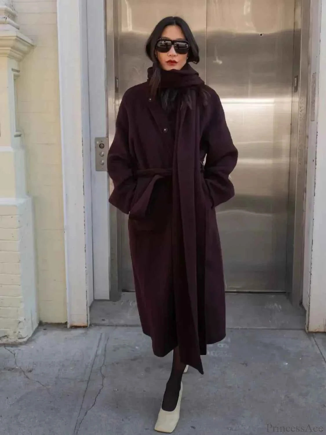 Kissenbezug im Mantel-Design aus weichem fluffigem Kunstfell mit Rauschen-Kragen