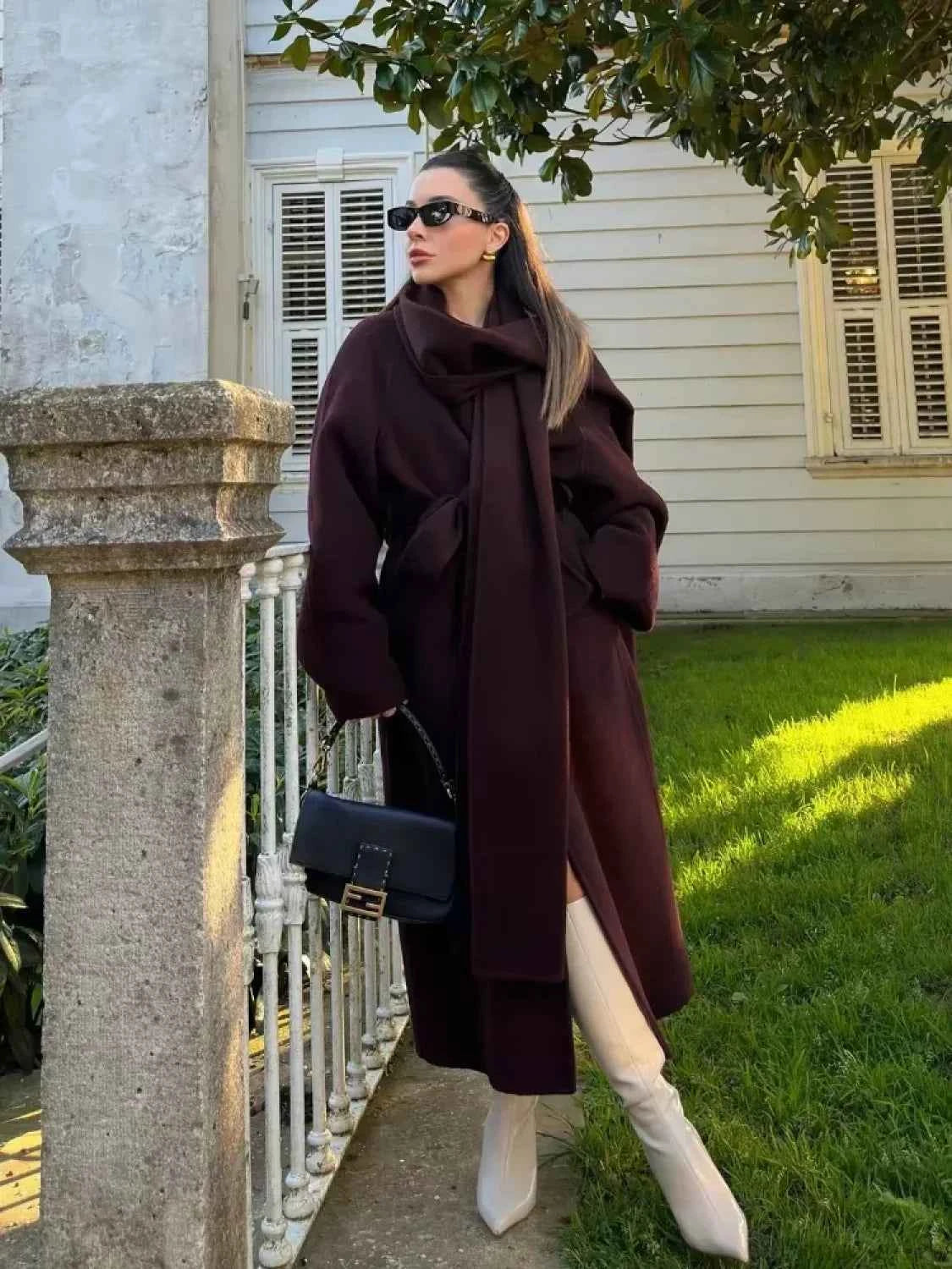 Kissenbezug im Mantel-Design aus weichem fluffigem Kunstfell mit Rauschen-Kragen