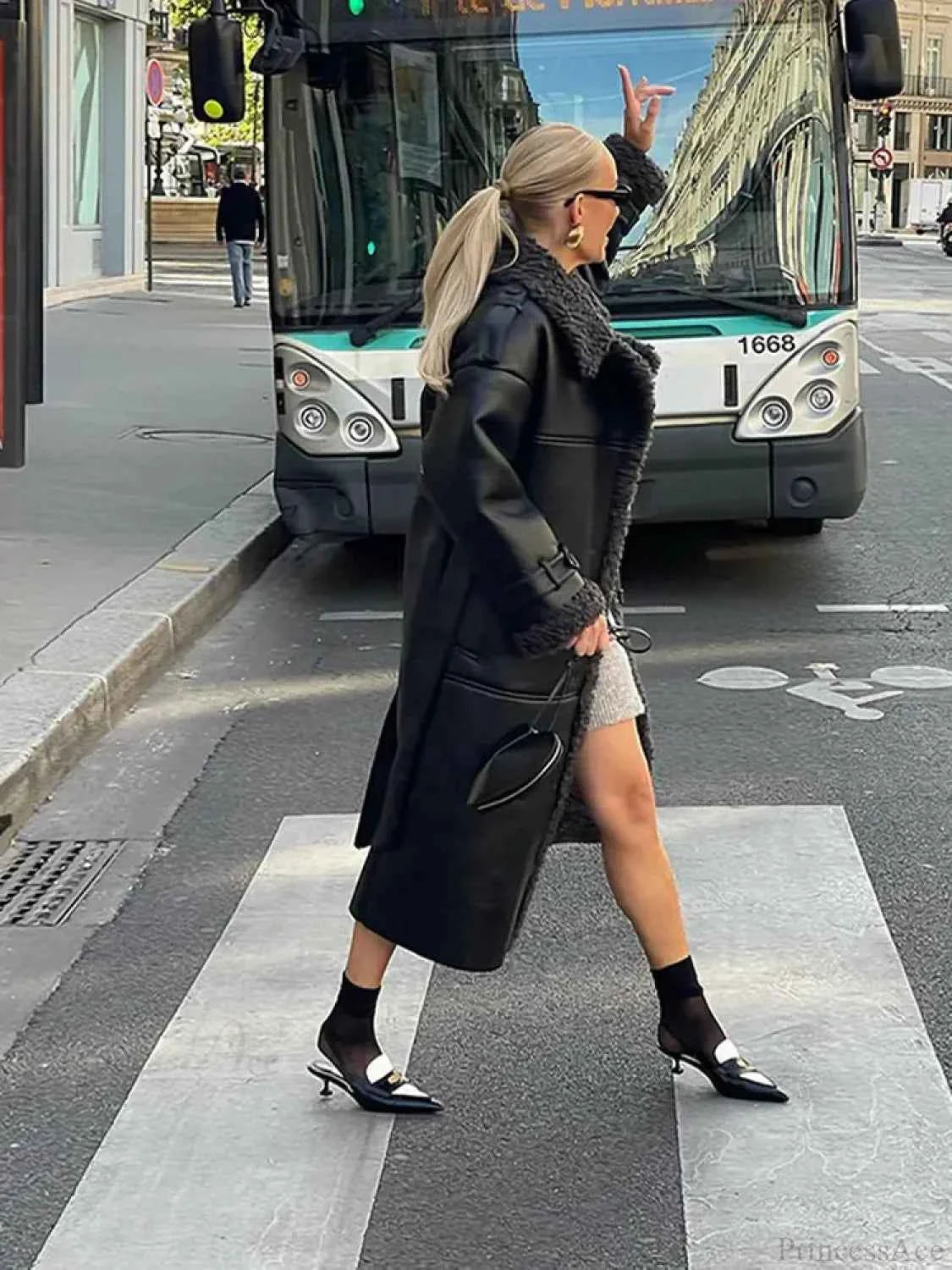 Burgunder Schal mit Spitzenkragen und langer Schnürmantel