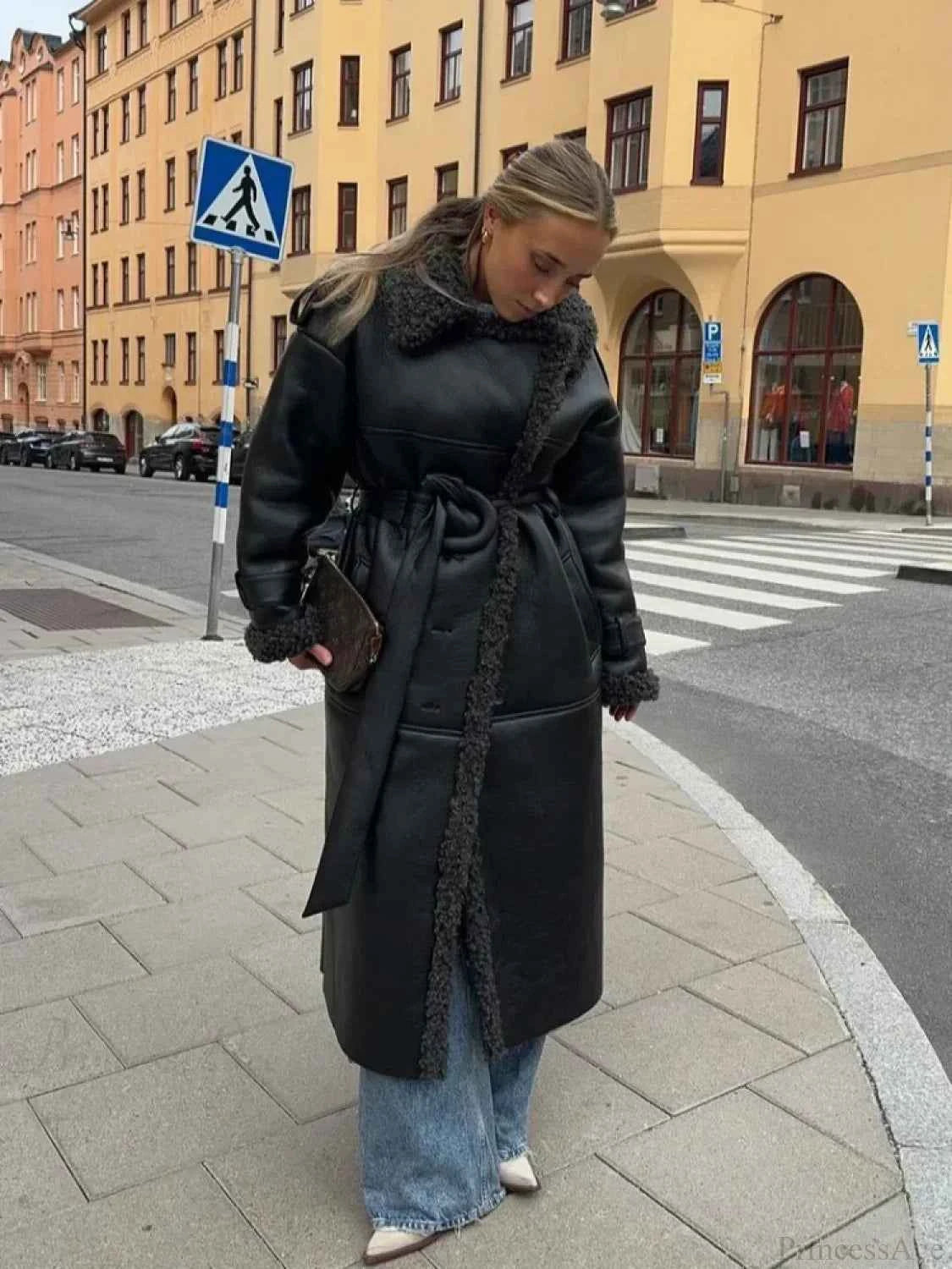 Burgunder Schal mit Spitzenkragen und langer Schnürmantel