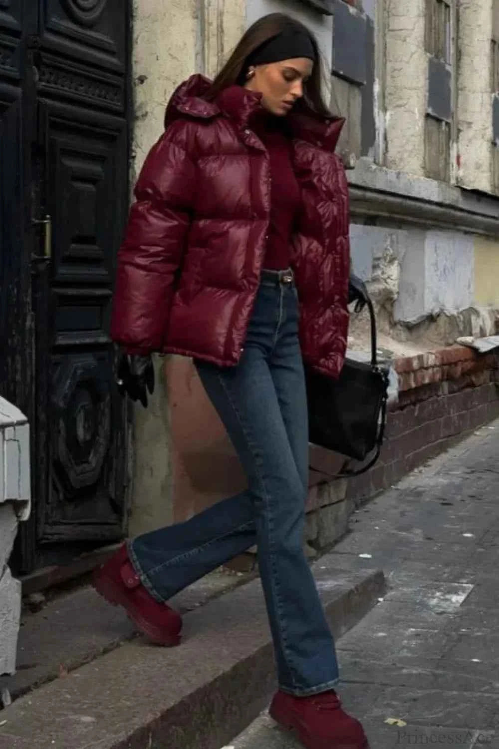 Bicolor Steppmantel aus Burgunder mit hohem Kragen, Reißverschluss und Kreuzdesign