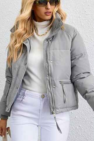 Warme und elegante kurze Daunenjacke mit Stehkragen