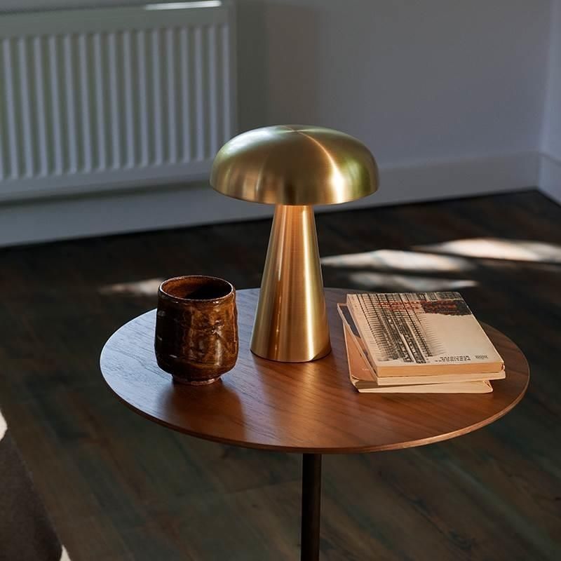 Moderne Tischlampe aus Metall mit USB-C-Ladeanschluss und dimmbaarer Lichtintensität