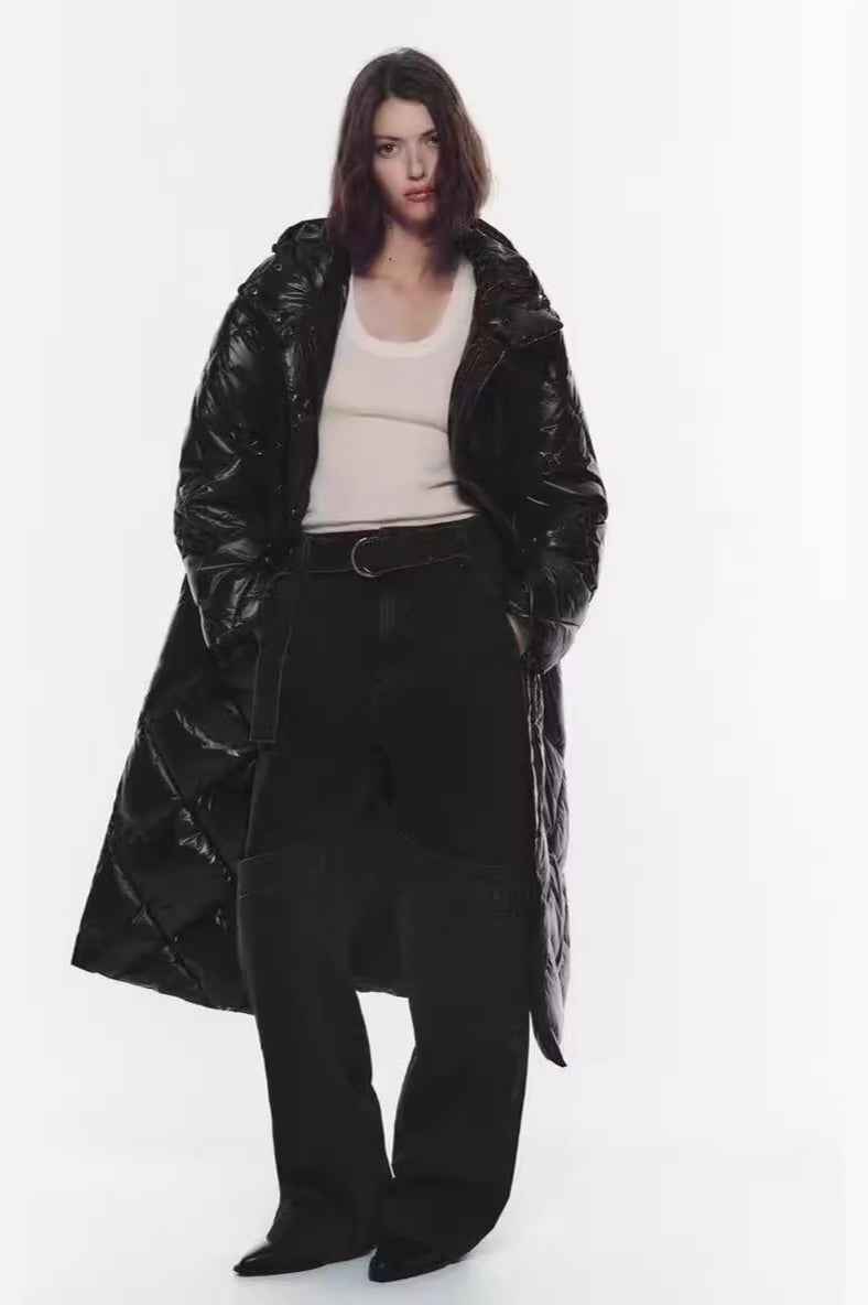 Lange gesteppte Daunenjacke mit Kapuze und Taschen