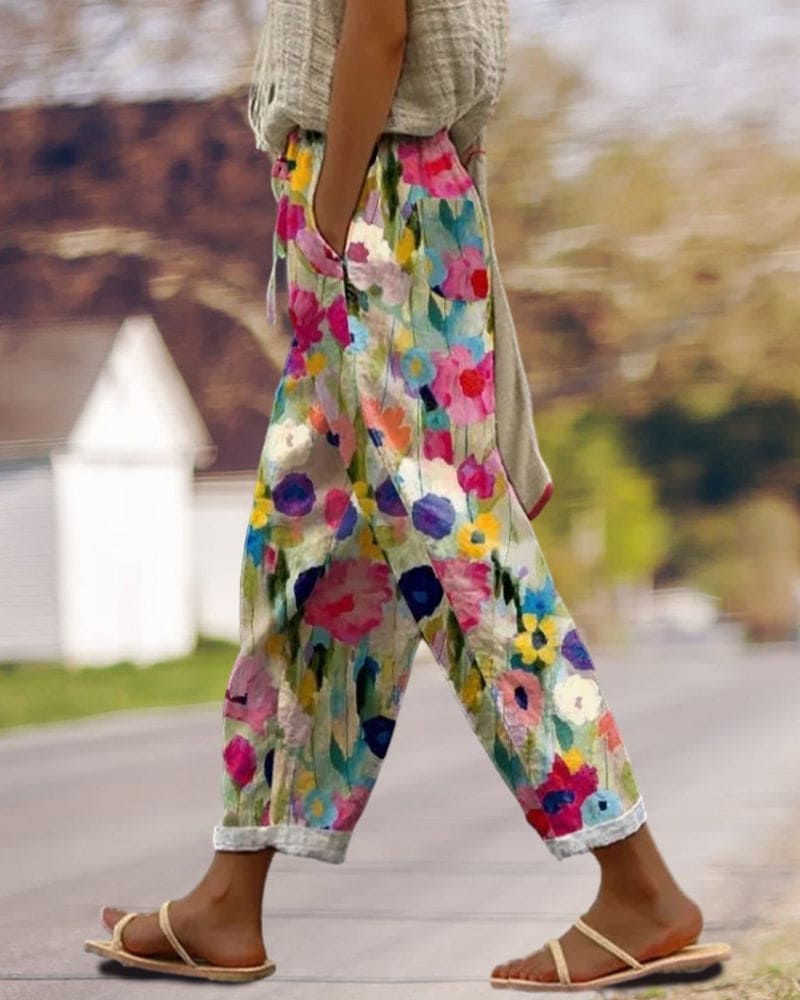 Carlijn | Lebendige Blumenprint-Hose mit bequemen Taschen für einen fröhlichen Look