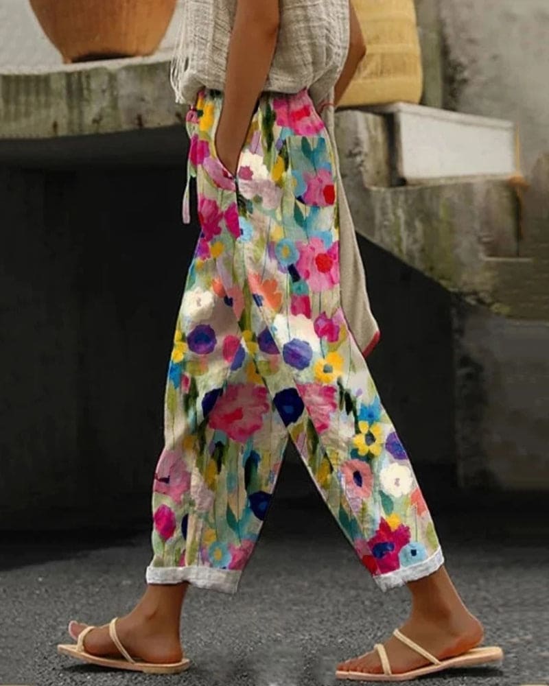 Carlijn | Lebendige Blumenprint-Hose mit bequemen Taschen für einen fröhlichen Look