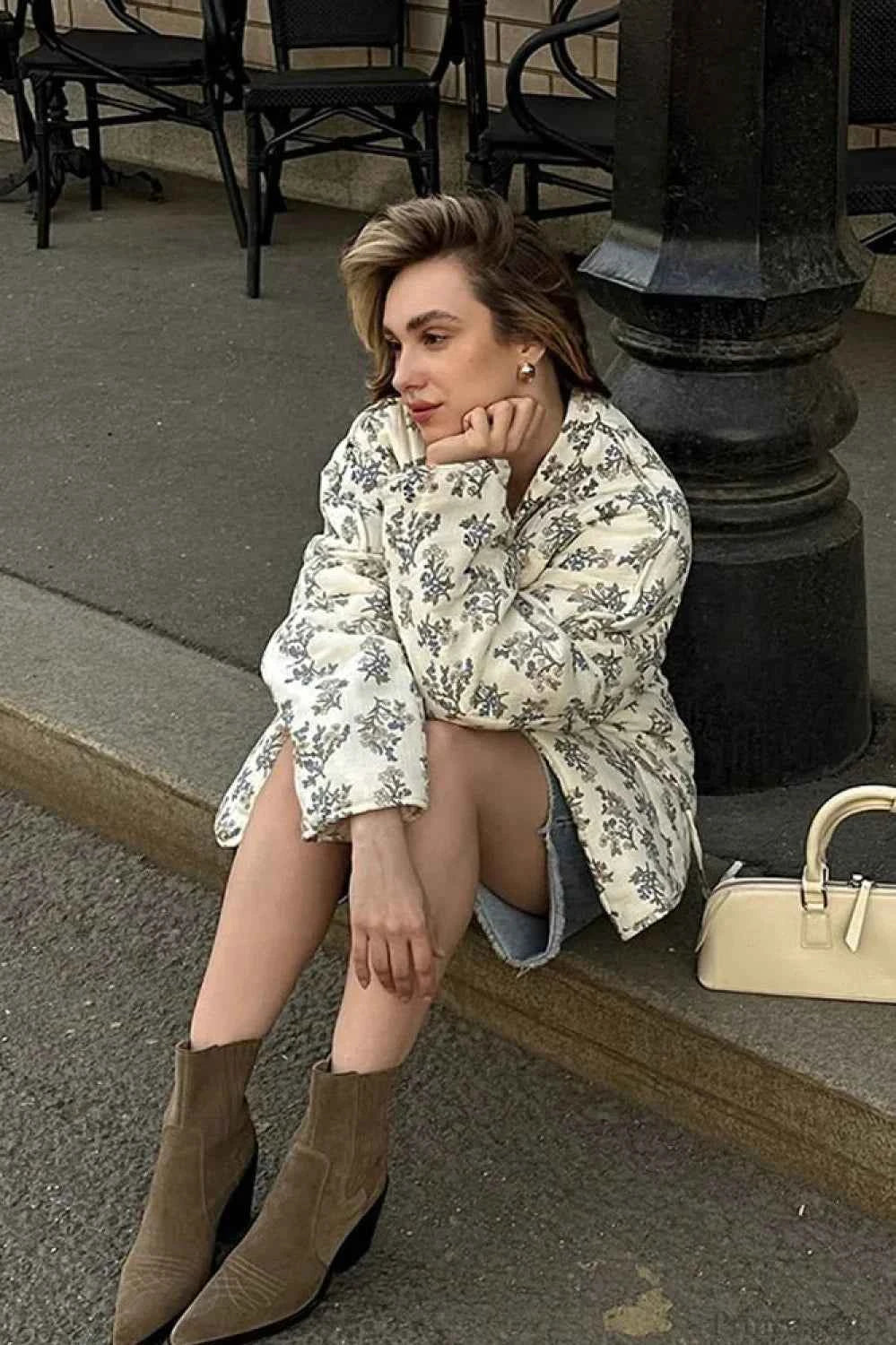 Lässiger und Vielseitiger Bedruckter V-Ausschnitt mit Kordelzug und Wattierter Mantel für stilvollen Komfort