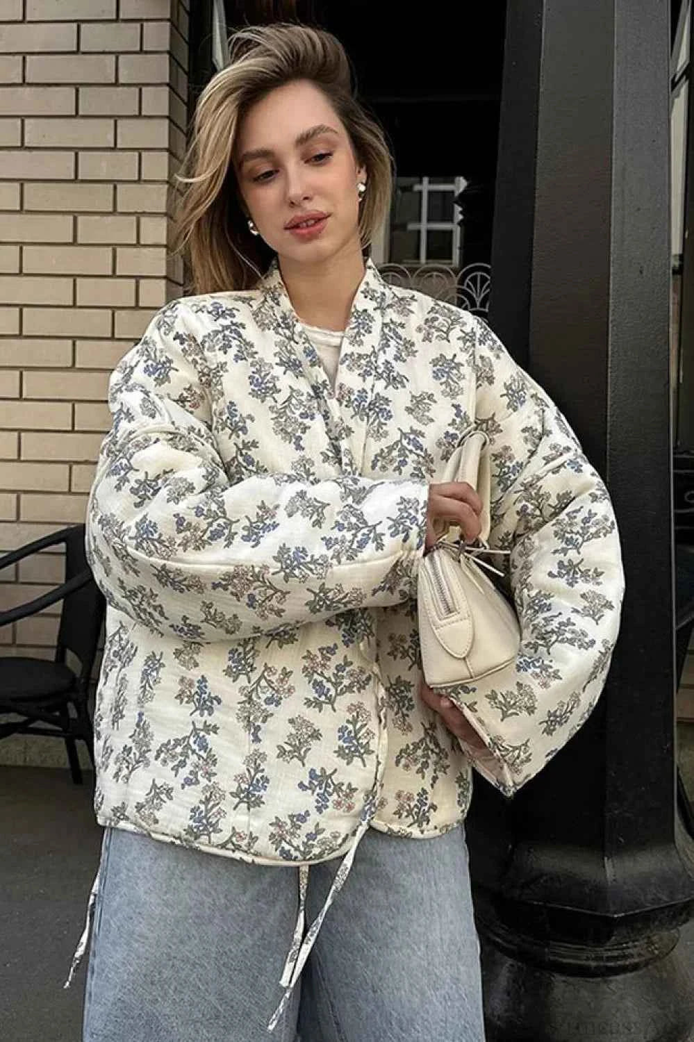 Lässiger und Vielseitiger Bedruckter V-Ausschnitt mit Kordelzug und Wattierter Mantel für stilvollen Komfort