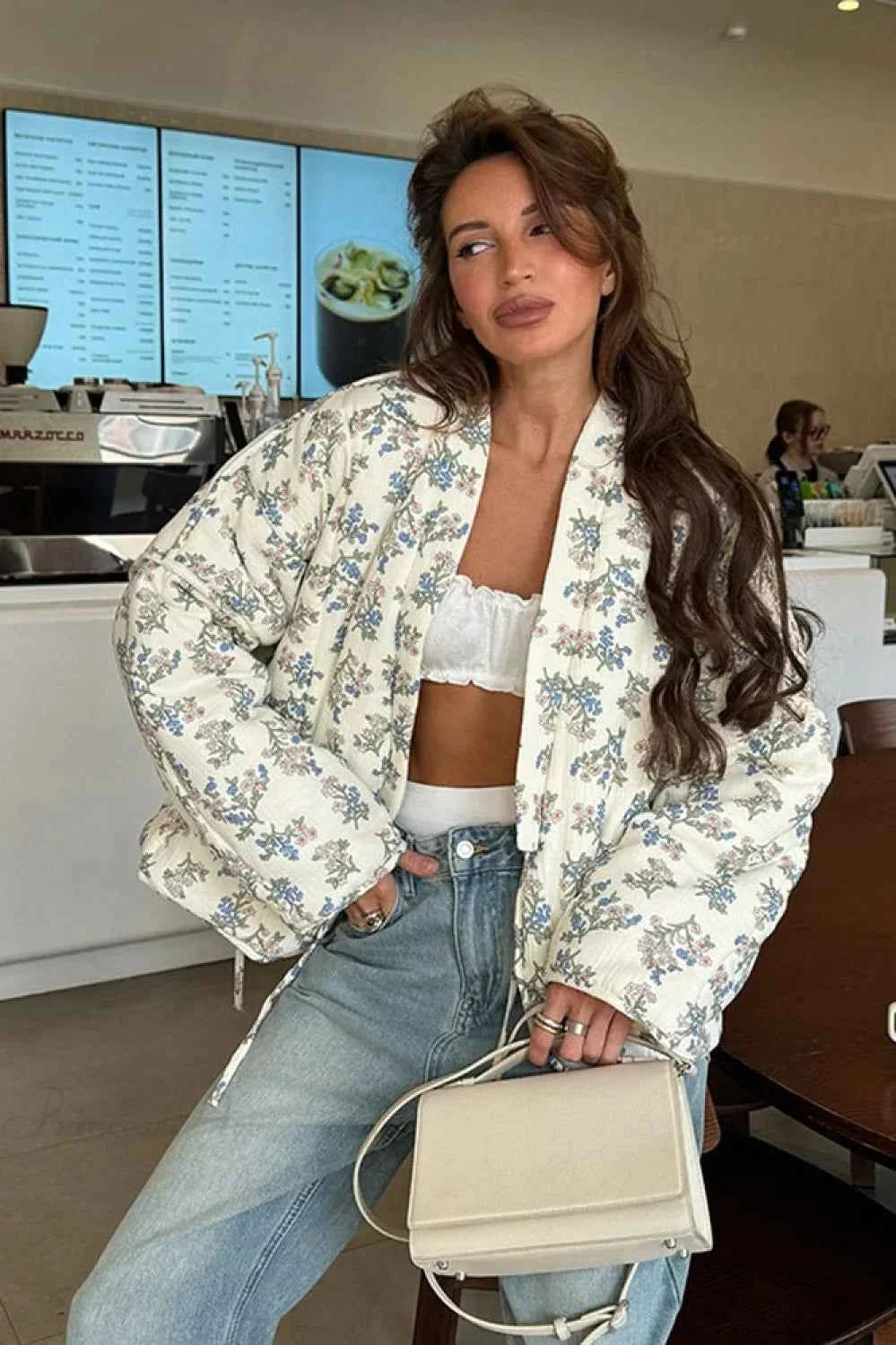 Lässiger und Vielseitiger Bedruckter V-Ausschnitt mit Kordelzug und Wattierter Mantel für stilvollen Komfort