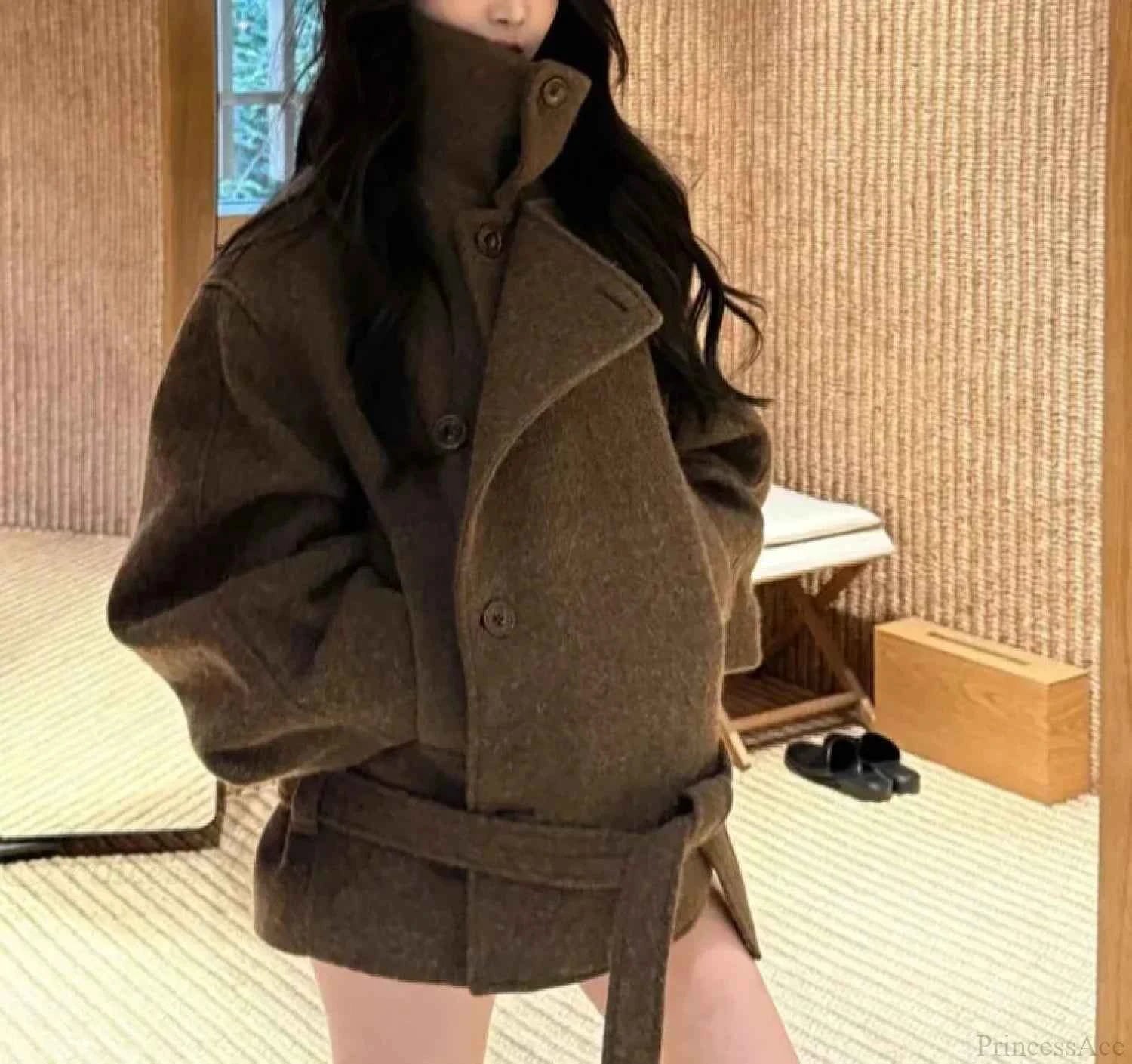 Legerer Wollmantel mit Schnürung und elegantem hohen Kragen