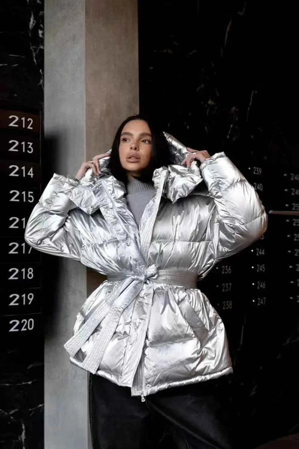 Mantel mit Metallgürtel, gepolstert aus Baumwolle, mit eleganter Tasche