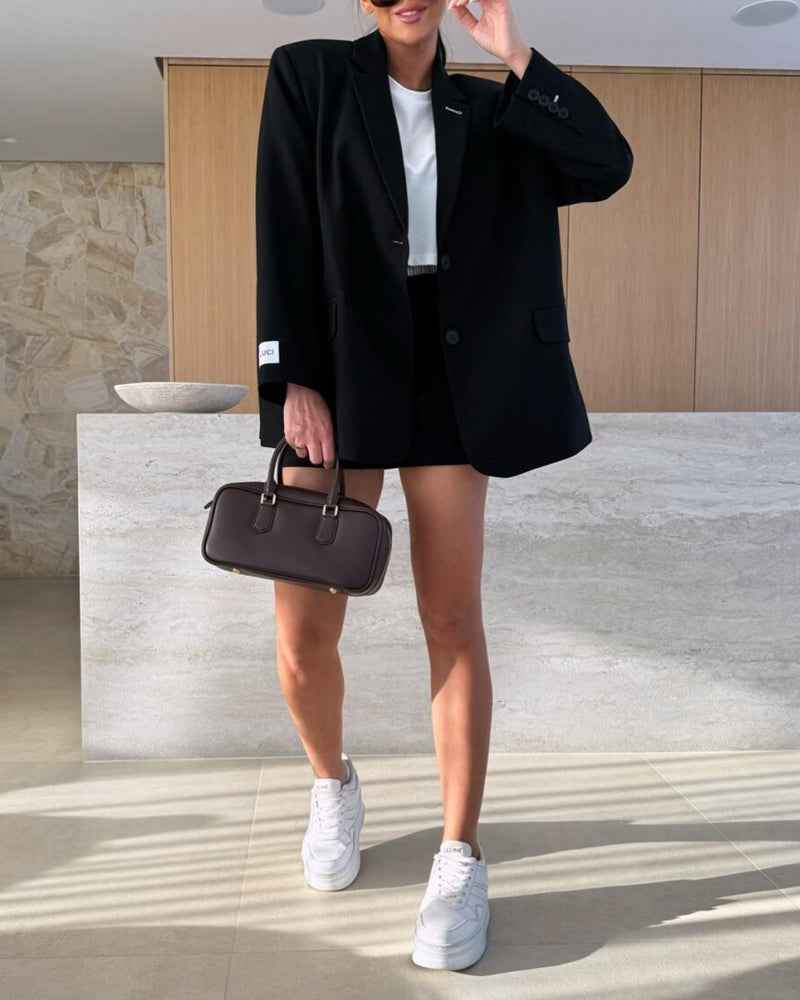 Moderner Zweiteiler: Eleganter Blazer und trendige Shorts