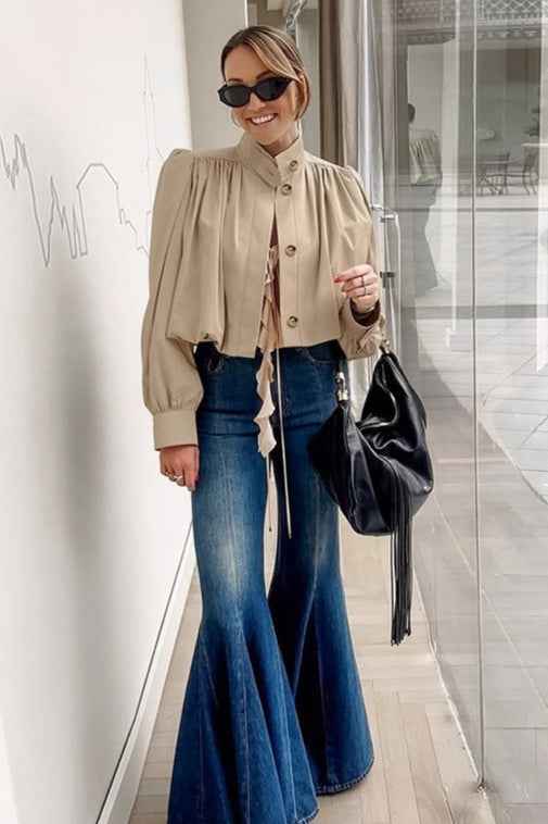 Elegante kurze khakifarbene Trenchcoat mit Puffärmeln für stilvolle und komfortable Eleganz