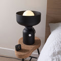 Lampada da tavolo LED dal design nordico elegante con finitura opaca per una luce calda