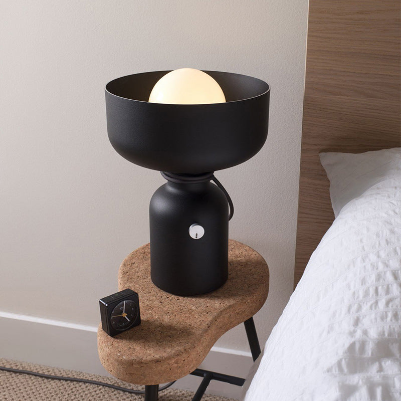 LED-Tischlampe im eleganten nordischen Design mit mattiertem Finish für warmes Licht