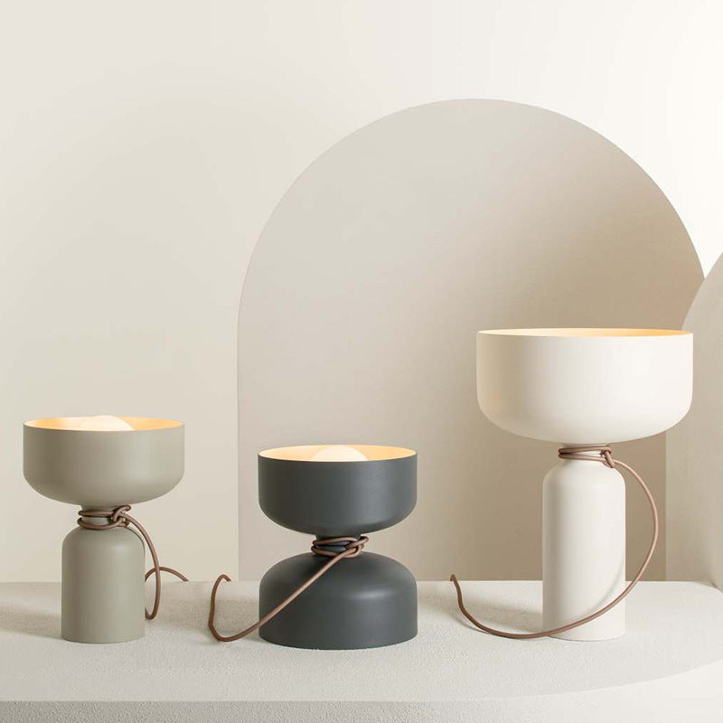 LED-Tischlampe im eleganten nordischen Design mit mattiertem Finish für warmes Licht
