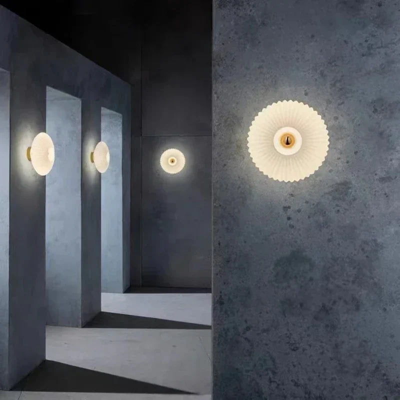 NimbusFlux - Elegante Wandleuchten aus gewölbtem Glas für einen modernen Glanz