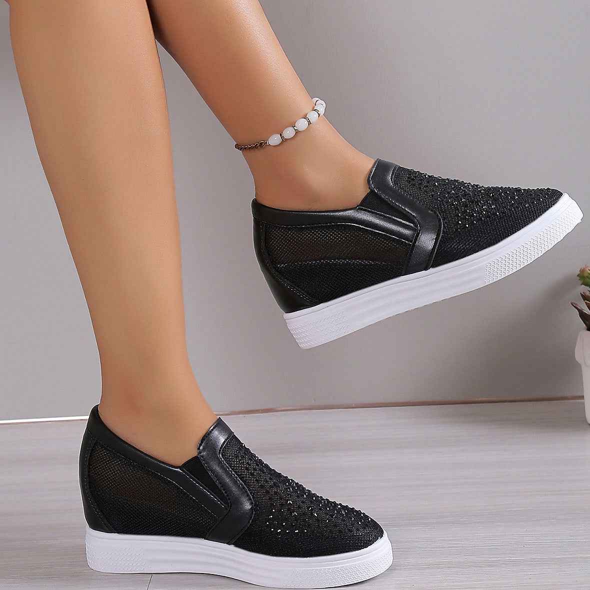 Damen-Sneaker mit weißen Kristallverzierungen