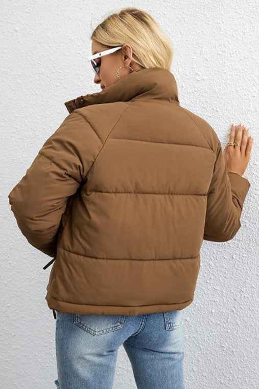 Warme und elegante kurze Daunenjacke mit Stehkragen