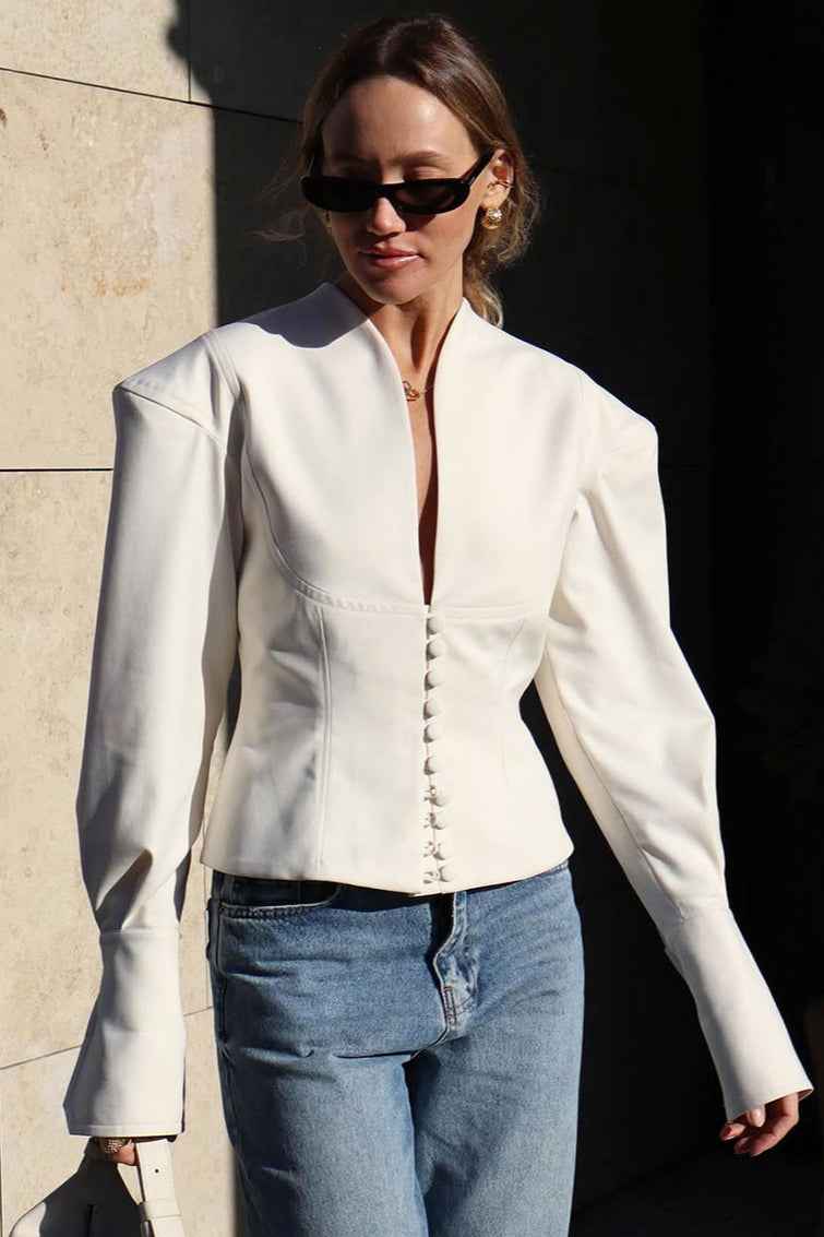 Eleganter Blazer im Court-Stil mit V-Ausschnitt und schmaler Passform