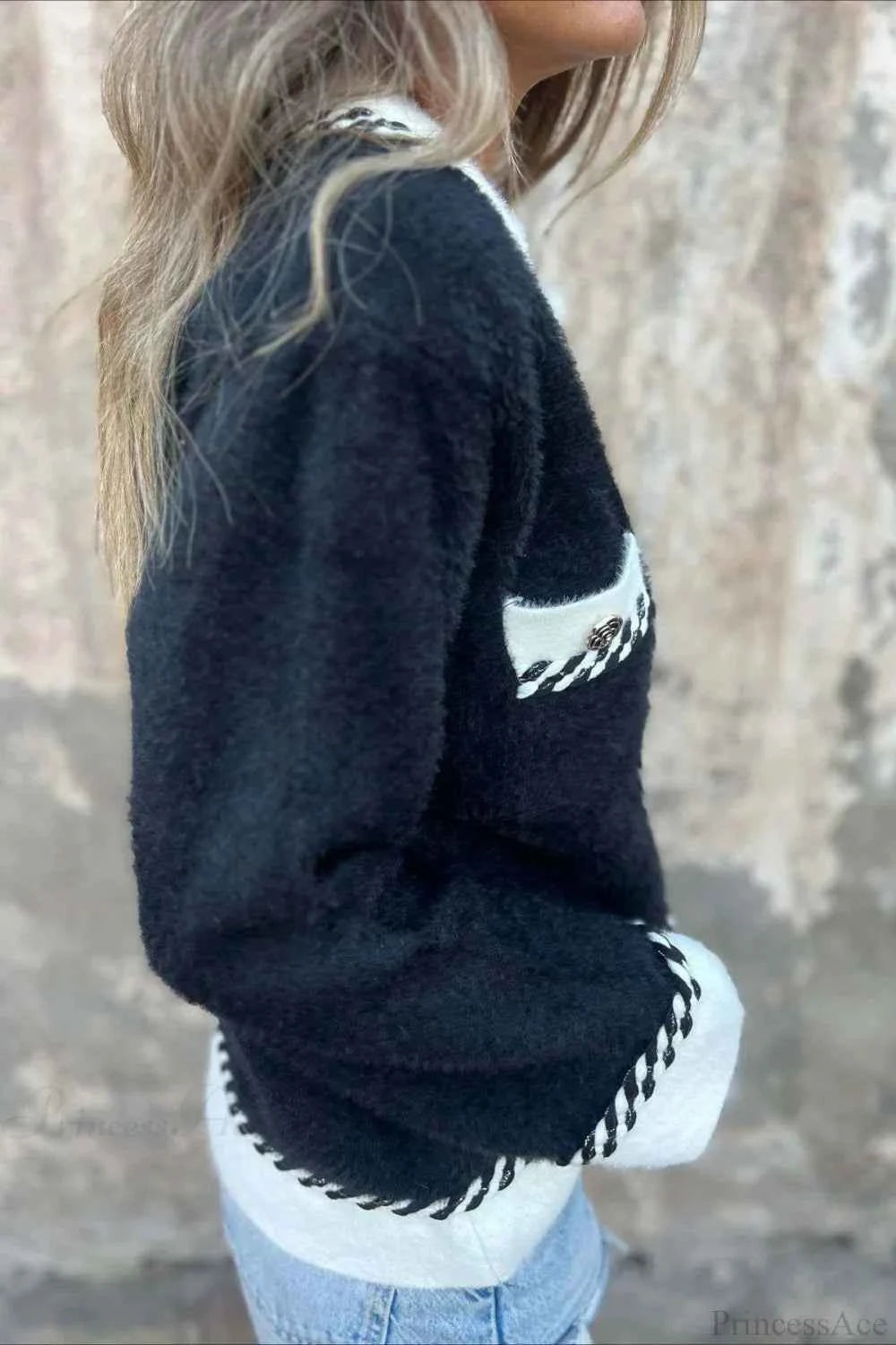 Eleganter Wollmantel mit Farbkontrast, Knöpfen und eleganter Tasche