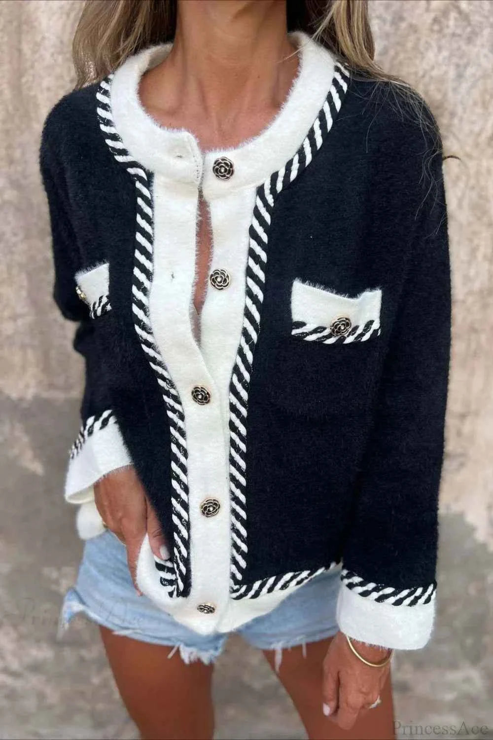 Eleganter Wollmantel mit Farbkontrast, Knöpfen und eleganter Tasche