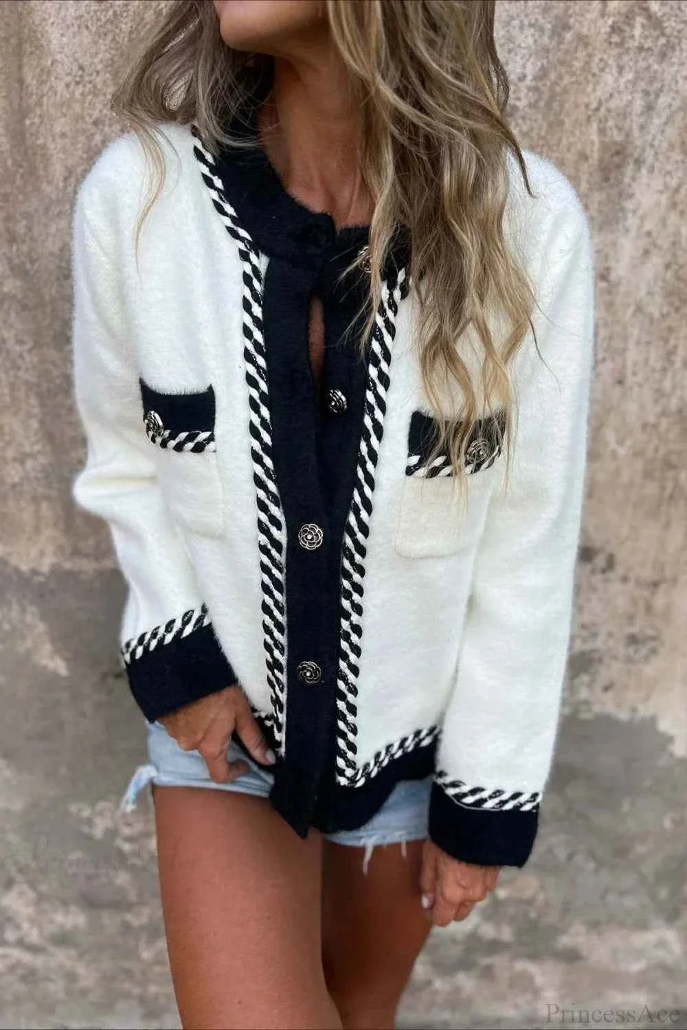 Eleganter Wollmantel mit Farbkontrast, Knöpfen und eleganter Tasche