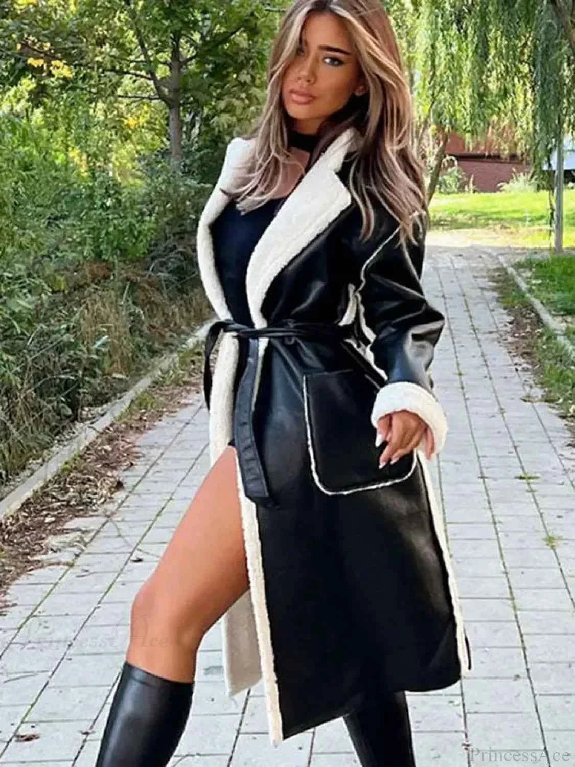 Elegantes Outfit aus Lammwolle und PU-Leder mit Gürtel