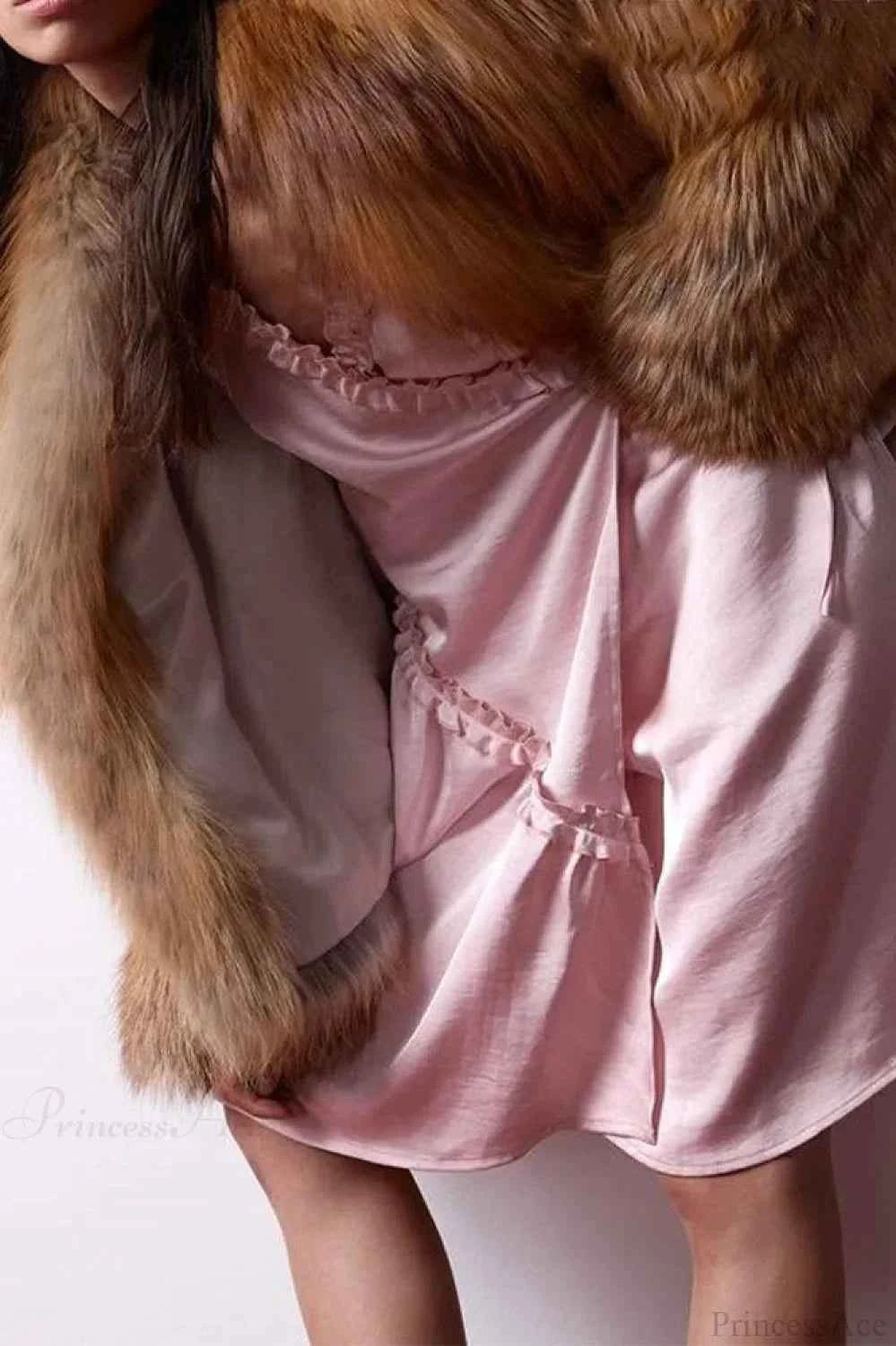 Elegantes langärmeliges Kleid aus synthetischem Fell in uni Farbgestaltung