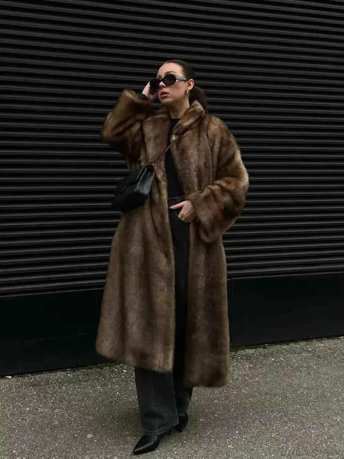 Schicker Wollmantel mit Gürtel und Langärmeln für einen eleganten Look