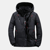Wärmende isolierte Kapuzenjacke für kalte Wintertage