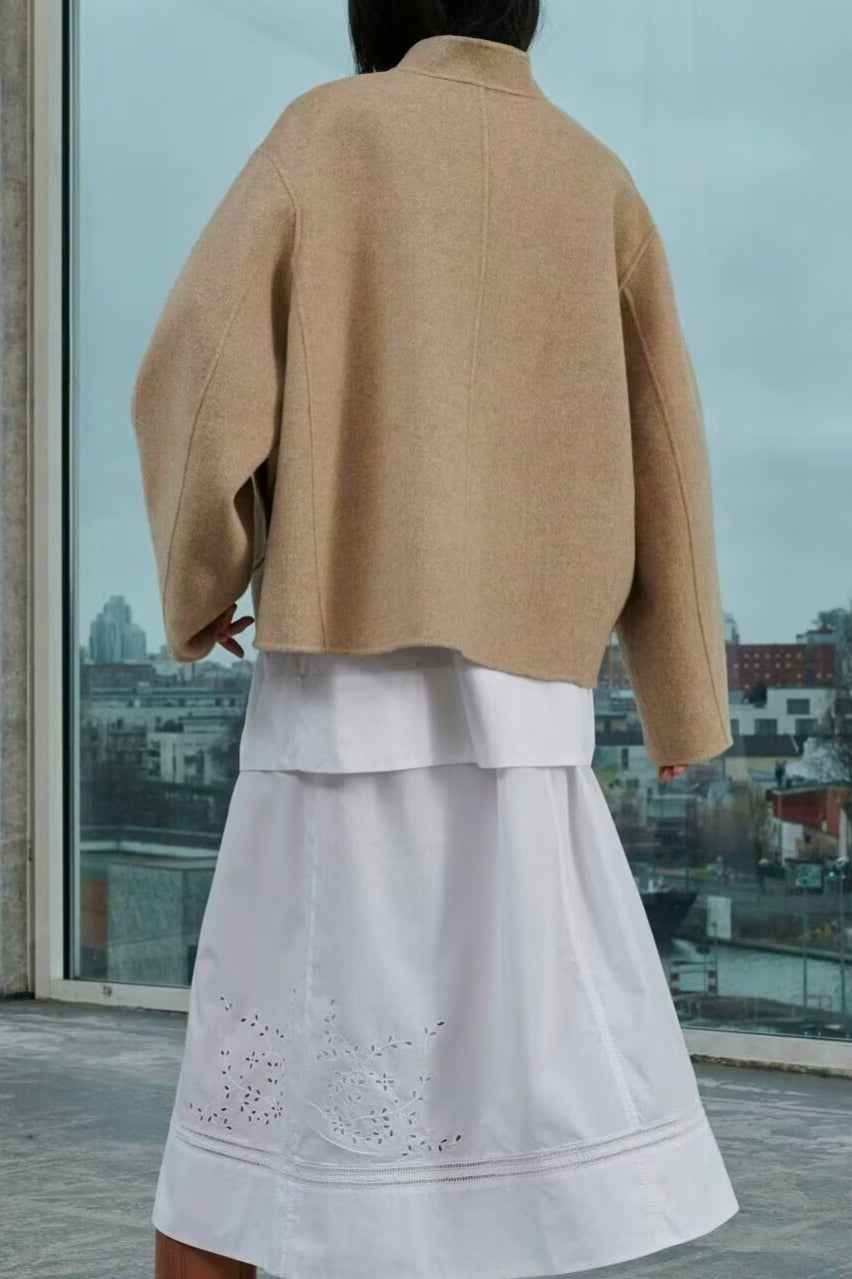 Kurzer Wollmantel mit elegantem Rollkragen