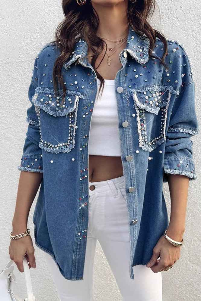 Vergleichen Sie den Stil mit dieser langen Jeansjacke mit kontrastierenden Perlen