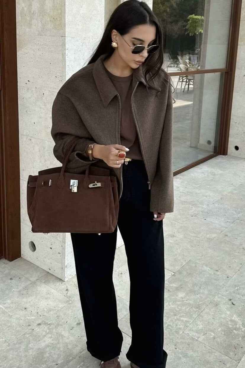 Eleganter kurzer Wollmantel mit Stehkragen, ungegessen, für einen minimalistischen Stil