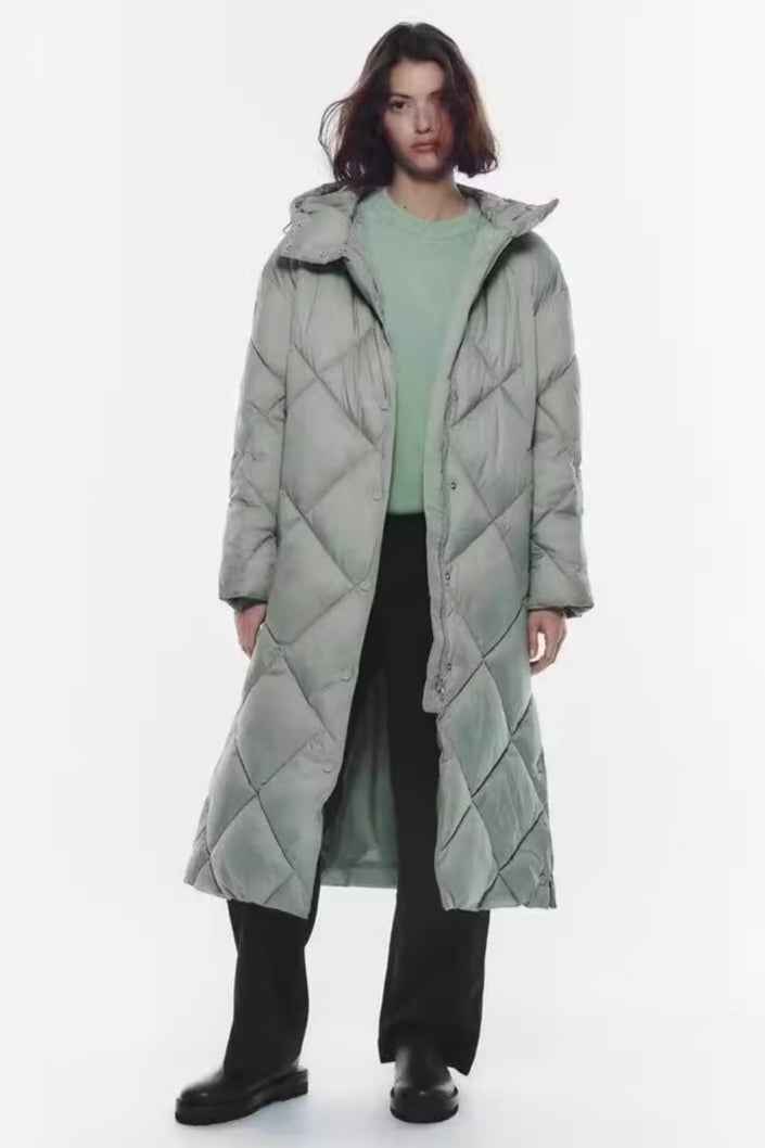 Lange gesteppte Daunenjacke mit Kapuze und Taschen