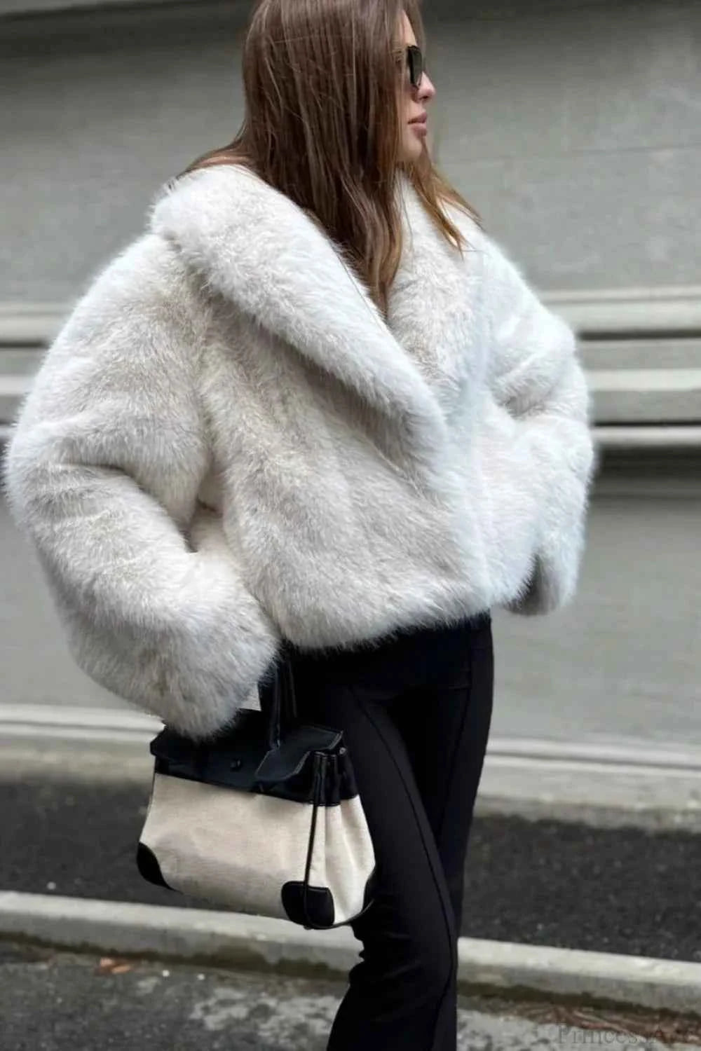 Bleibe kuschelig mit unserem langen Mantel aus Synthetischer Pelzinnenfutter und Pelzkragen