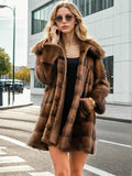 Weite Kapuzenjacke aus Fake-Fell mit Knöpfen für einen schicken und lässigen Stil