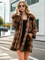 Weite Kapuzenjacke aus Fake-Fell mit Knöpfen für einen schicken und lässigen Stil