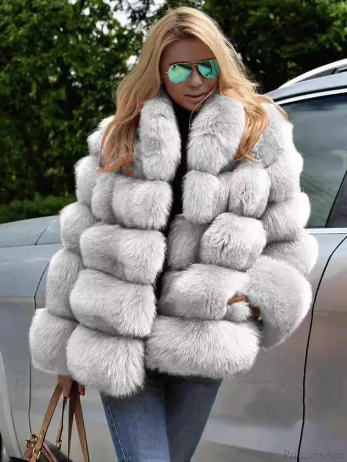 Übergrößiger Kaninchen-Einspitzmantel mit Kristallsteinbesatz aus Kunstleder