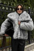 Kurzer eleganter Mantel aus Imitationszobelfell für einen stilvollen und bequemen Look