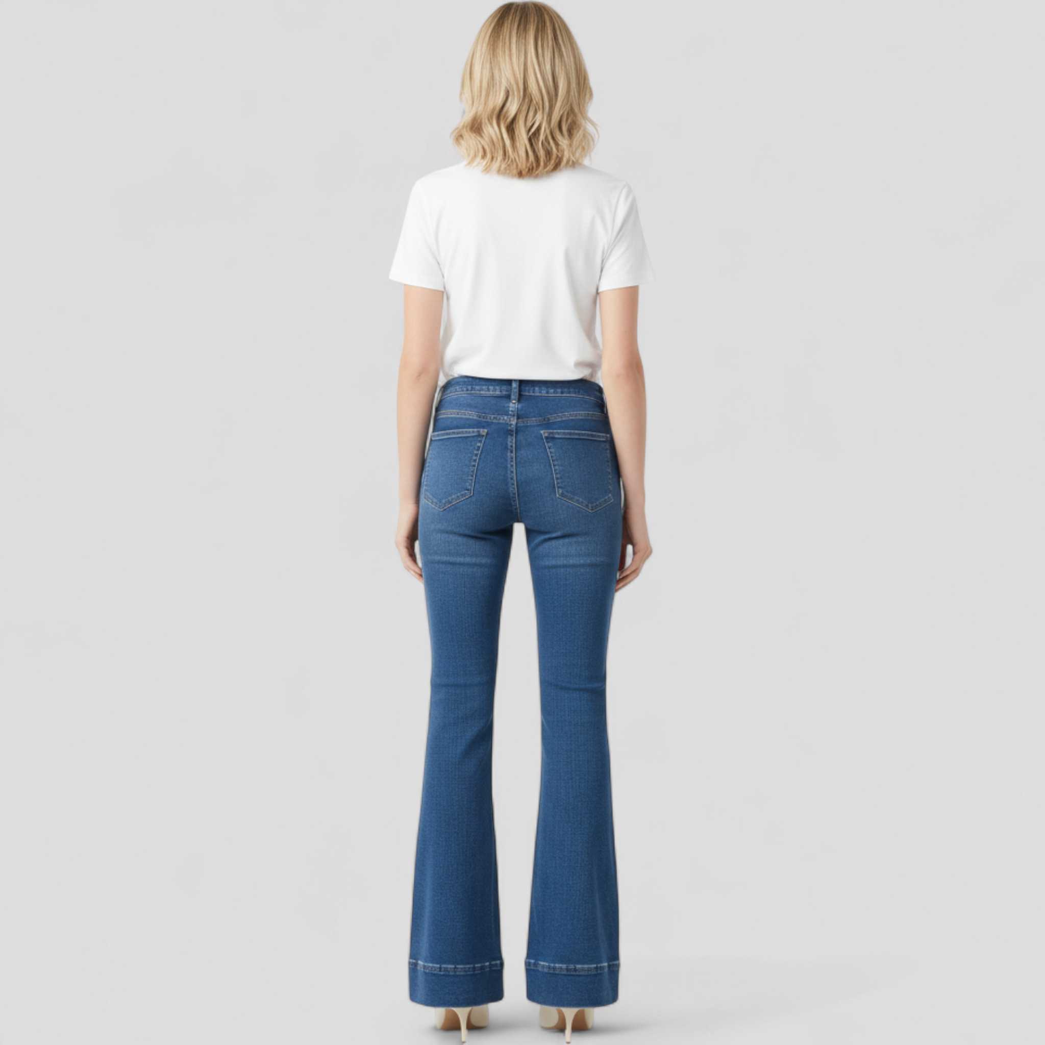 Eva | Schicke hoch taillierte Schlagjeans mit stilvoller doppelter Knopfmanschette