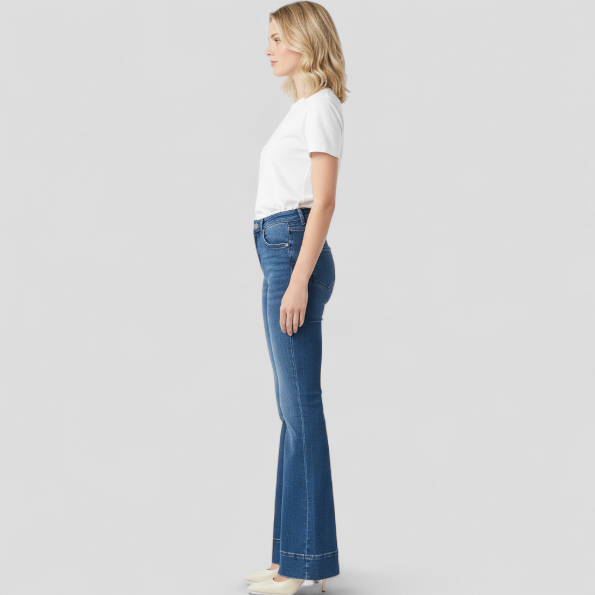 Eva | Schicke hoch taillierte Schlagjeans mit stilvoller doppelter Knopfmanschette