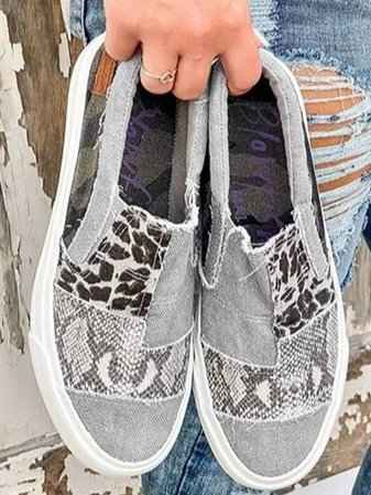 Schicke schmerzlindernde Slip-Ons für ganztägigen Tragekomfort