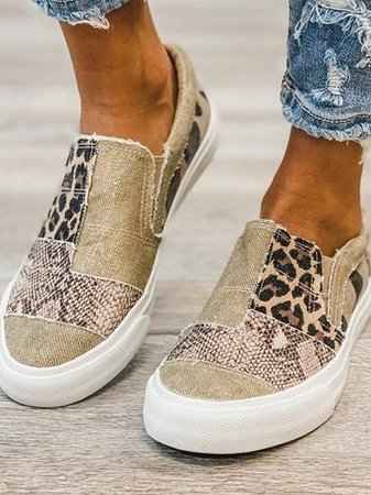 Schicke schmerzlindernde Slip-Ons für ganztägigen Tragekomfort