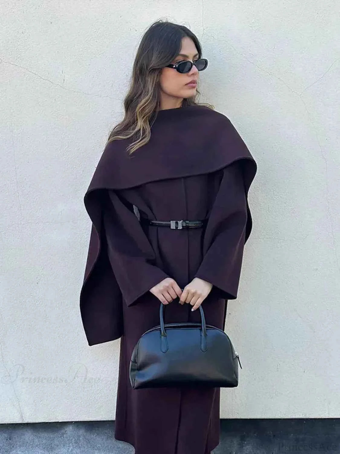 Eleganter grauer Wollmantel mit umgeschlagenem Kragen für einen klassischen Look