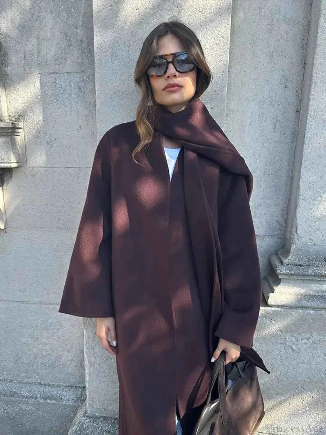 Eleganter grauer Wollmantel mit umgeschlagenem Kragen für einen klassischen Look