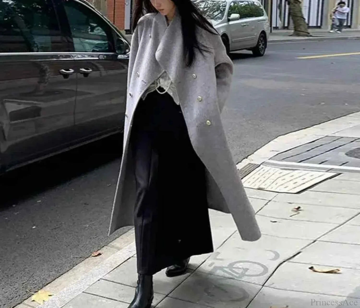 Lockerer grauer Wollmantel im lässigen Schnitt