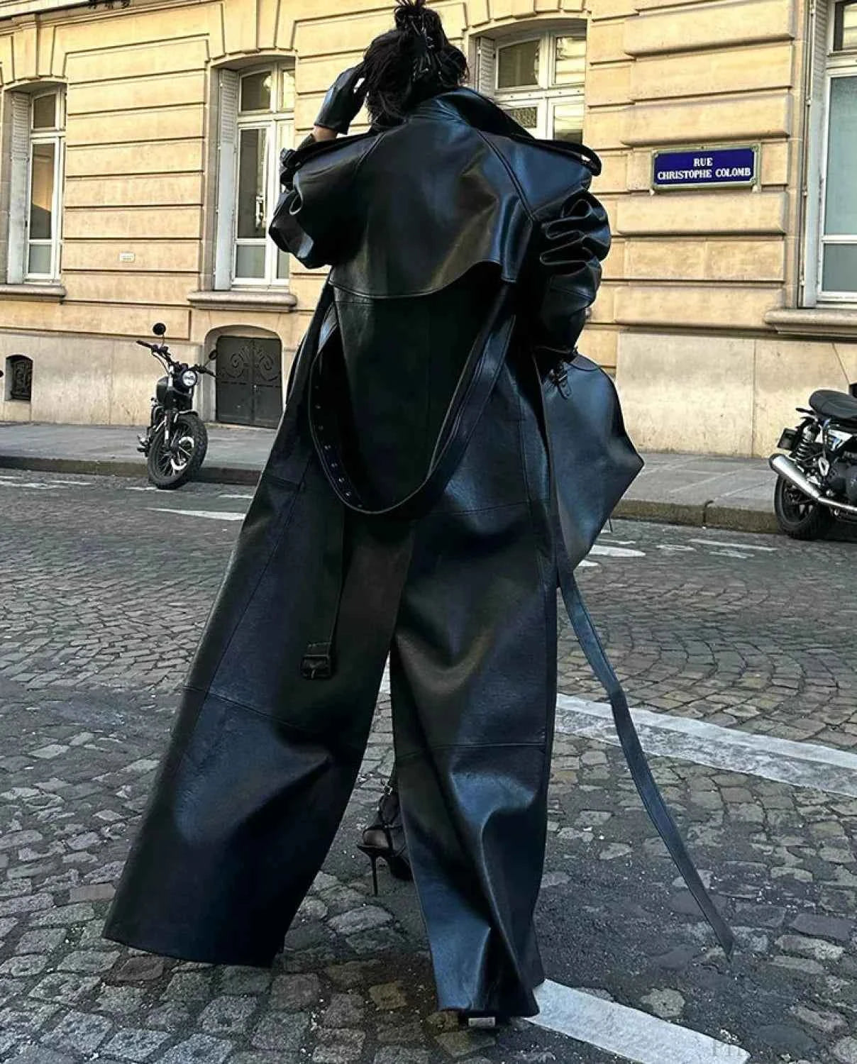 Eleganter schwarzer PU-Lederübermantel mit dramatischer hoher Schlitzausschnitt