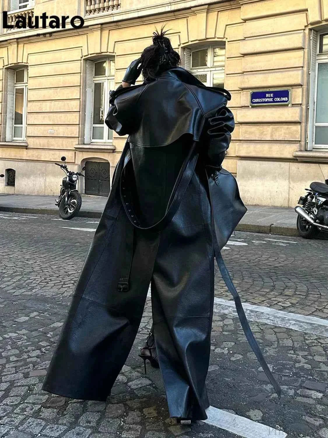 Eleganter schwarzer PU-Lederübermantel mit dramatischer hoher Schlitzausschnitt