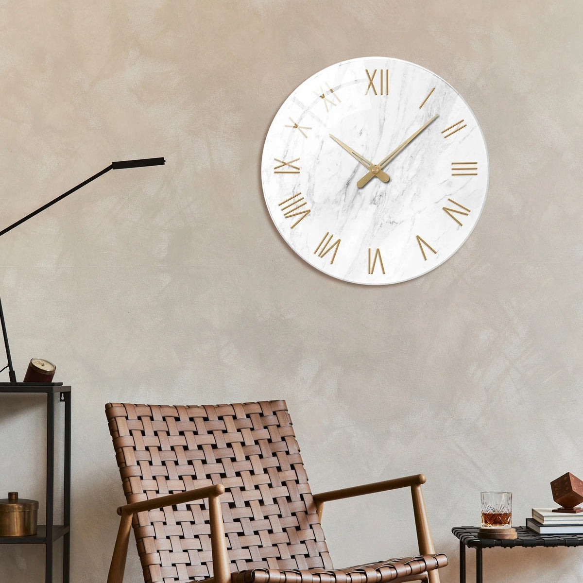 Wanduhr im Marmor-Look – Goldene Römische Ziffern und Klassische Eleganz